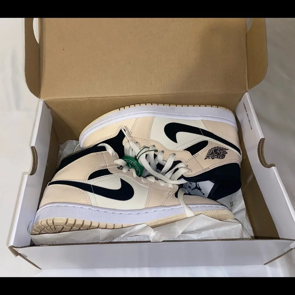NIKE Air Jordan 1 MID Sneakers - Picture 9 of 12